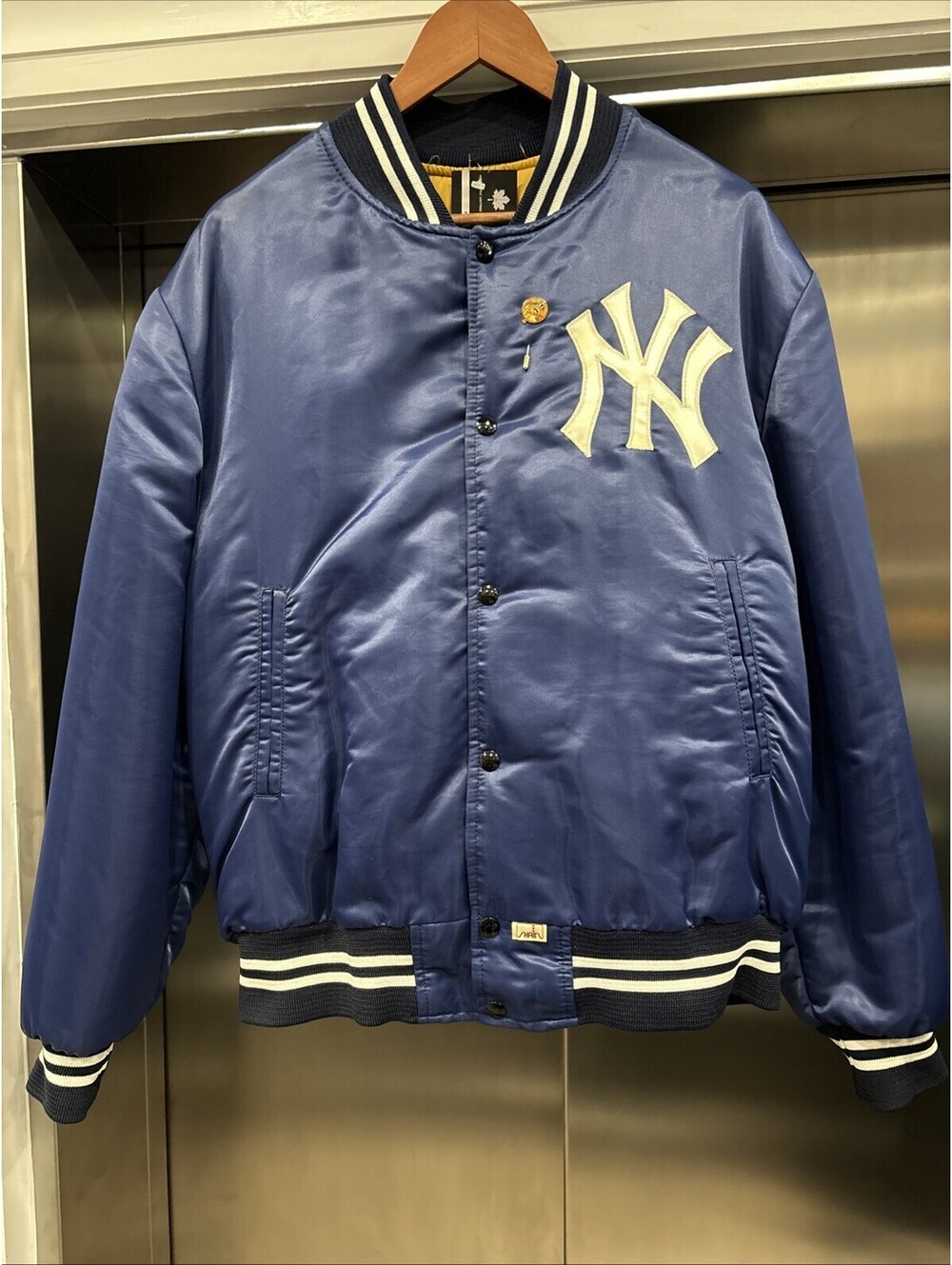 Vintage 90’s New York Yankees Blue Satin Jacket With Pin